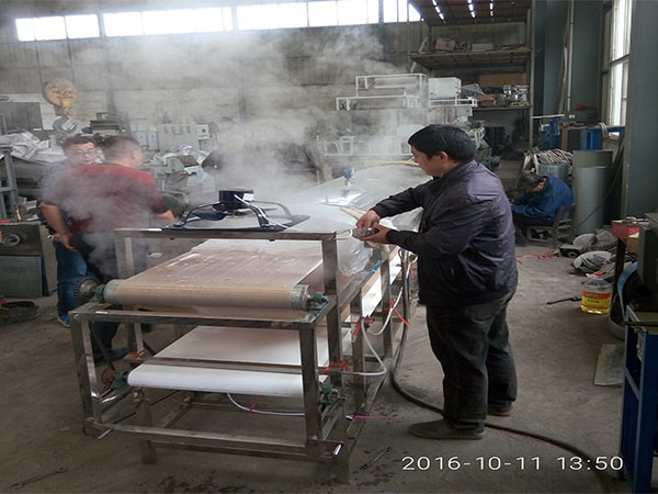 涼皮機(jī)試機(jī)現(xiàn)場(chǎng)